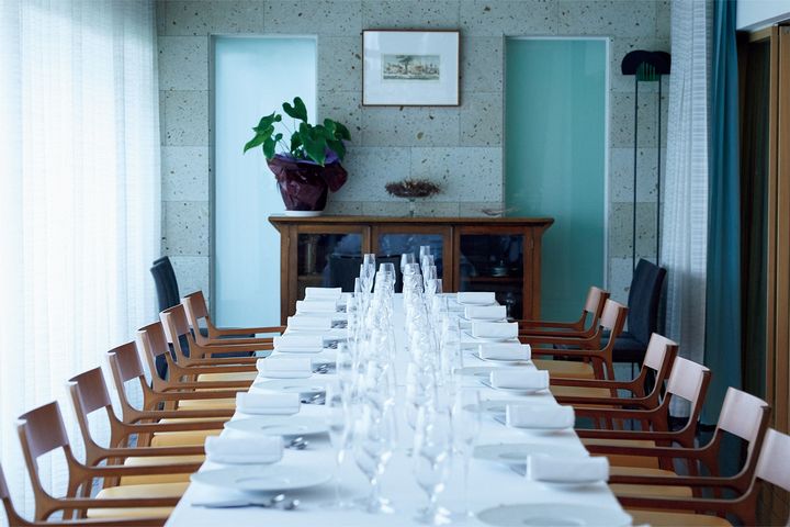 広い店内は機能性に富み、窓際の一角は個室としても使われる。Photo_ Nobuko Baba