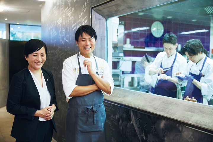 総料理長を務める長兄の元（右）と。次兄の創は共同シェフと同社代表を兼任する。ゲストに開かれたオープンキッチンはまさに劇場。Photo_ Nobuko Baba