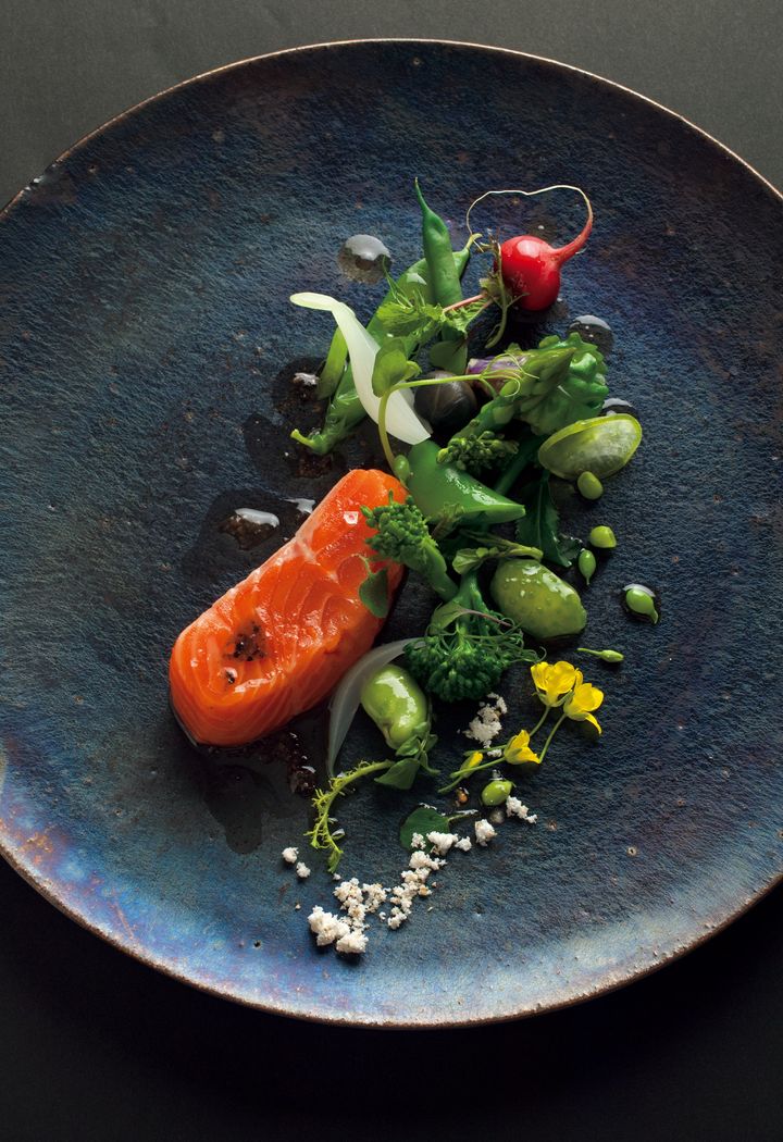 地元食材のヤシオマスを使った色鮮やかなシグネチャー。Photo_ Courtesy of Otowa Restaurant