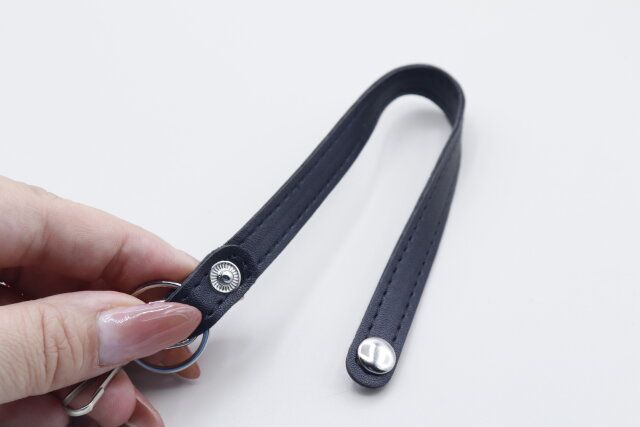 ダイソー ストラップキーホルダー ボタン