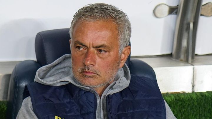 前代未聞！61歳モウリーニョ監督、判定に不満で試合中にノートPCを持ち出す 「退場だろ」と物議