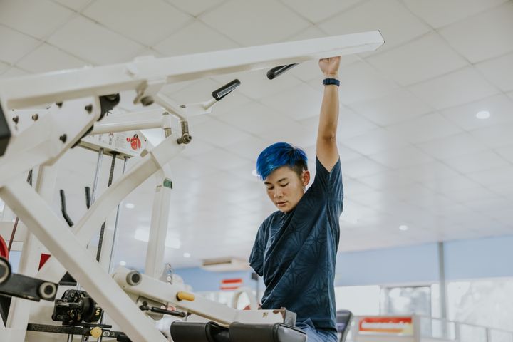 タイに住むLGBTQ＋当事者のパラアスリートが、ジムでトレーニングをしている
