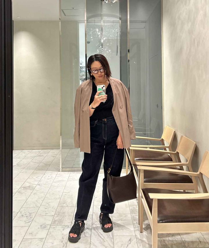 画像: 【PLST】PLUS STYLEカーブジーンズ ¥13,000、【UNIQLO】レザータッチスクエアショルダーバッグ¥2,990