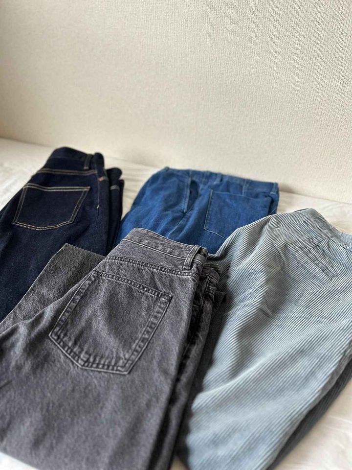 画像: 左上から時計回りに：【PLST】PLUS STYLEカーブジーンズ ¥13,000、【UNIQLO】ワイドトラウザージーンズ¥3,990、【GU】コーデュロイバレルレッグパンツ¥2,990、【GU】バレルレッグジーンズ¥2,990