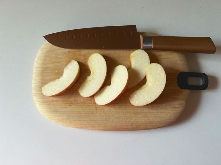 朝食にもぴったりな、さくっとクリーミークリチりんごのトースト【渡辺友美子のコーヒーに合うお菓子のレシピ vol.61 〜レシピで旅するヨーロッパ〜】