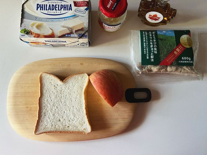 朝食にもぴったりな、さくっとクリーミークリチりんごのトースト【渡辺友美子のコーヒーに合うお菓子のレシピ vol.61 〜レシピで旅するヨーロッパ〜】