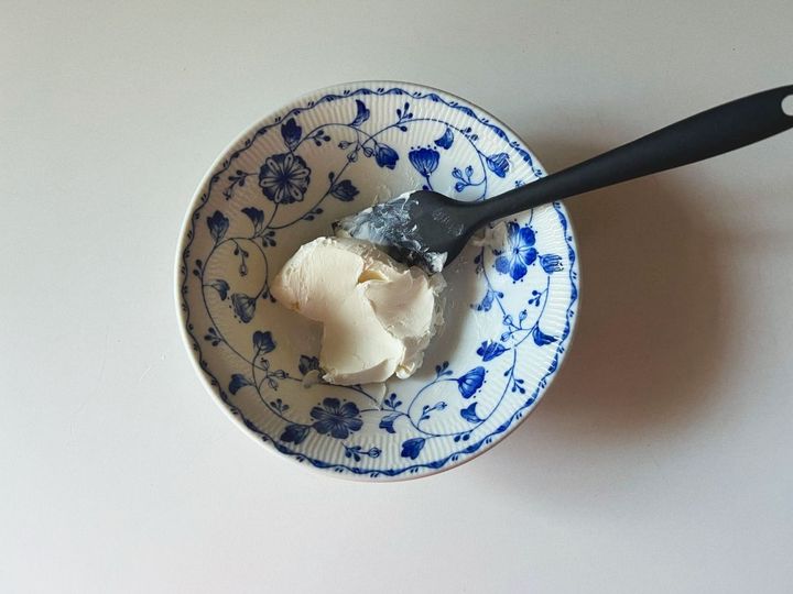 朝食にもぴったりな、さくっとクリーミークリチりんごのトースト【渡辺友美子のコーヒーに合うお菓子のレシピ vol.61 〜レシピで旅するヨーロッパ〜】