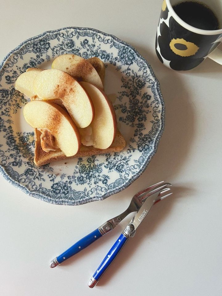 朝食にもぴったりな、さくっとクリーミークリチりんごのトースト【渡辺友美子のコーヒーに合うお菓子のレシピ vol.61 〜レシピで旅するヨーロッパ〜】