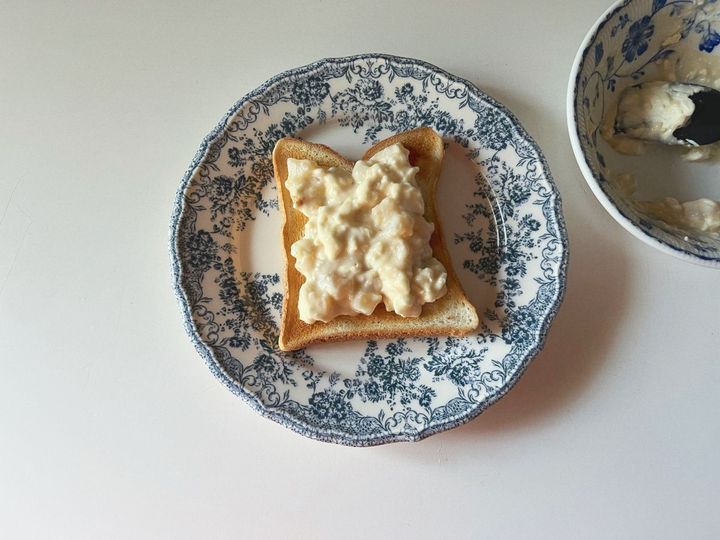 朝食にもぴったりな、さくっとクリーミークリチりんごのトースト【渡辺友美子のコーヒーに合うお菓子のレシピ vol.61 〜レシピで旅するヨーロッパ〜】