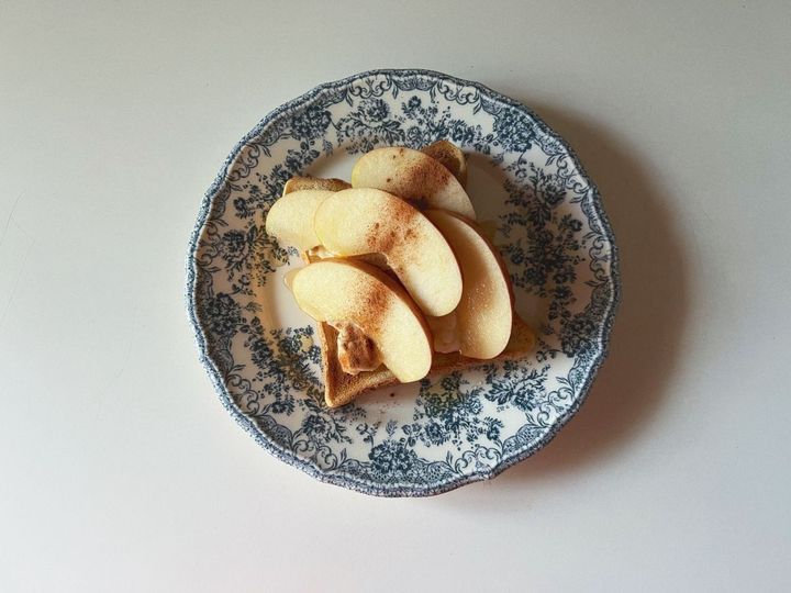 朝食にもぴったりな、さくっとクリーミークリチりんごのトースト【渡辺友美子のコーヒーに合うお菓子のレシピ vol.61 〜レシピで旅するヨーロッパ〜】