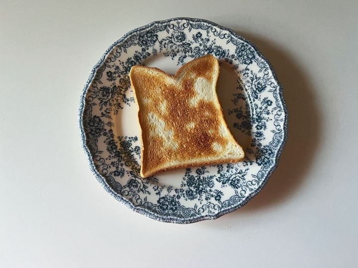 朝食にもぴったりな、さくっとクリーミークリチりんごのトースト【渡辺友美子のコーヒーに合うお菓子のレシピ vol.61 〜レシピで旅するヨーロッパ〜】