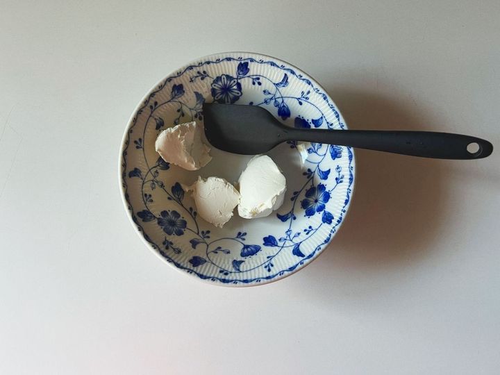 朝食にもぴったりな、さくっとクリーミークリチりんごのトースト【渡辺友美子のコーヒーに合うお菓子のレシピ vol.61 〜レシピで旅するヨーロッパ〜】