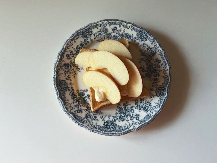 朝食にもぴったりな、さくっとクリーミークリチりんごのトースト【渡辺友美子のコーヒーに合うお菓子のレシピ vol.61 〜レシピで旅するヨーロッパ〜】