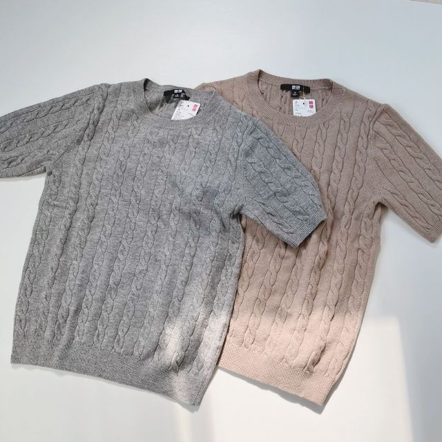 2枚のケーブルクルーネックセーター
