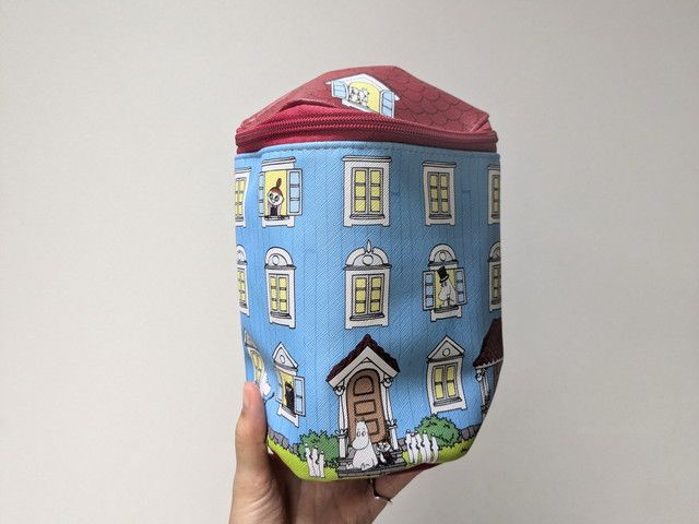 ムーミンやしきのマルチに使える収納ポーチ取り外せるミラー付き