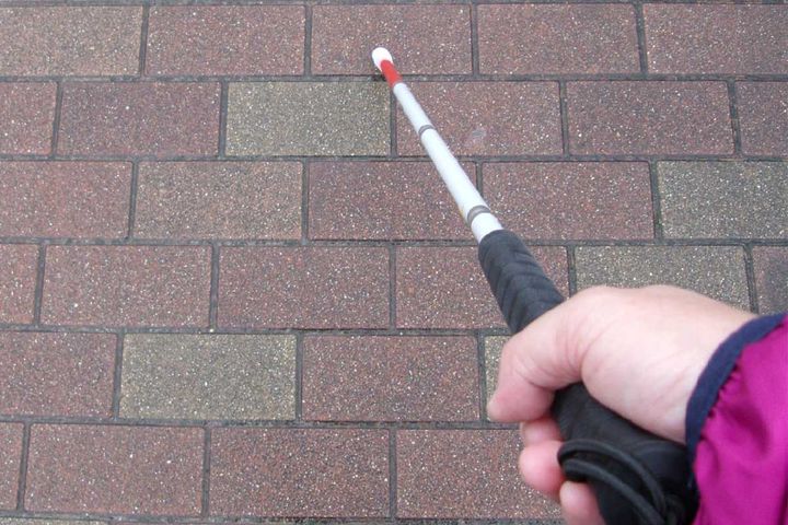 白杖で街を歩く人のイメージ