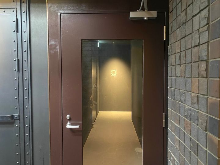 下りた先にあるブラウンの扉が「anonymous art cafe」の入口