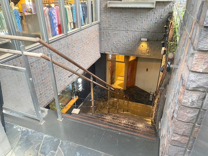 建物入り口の階段で地下へ