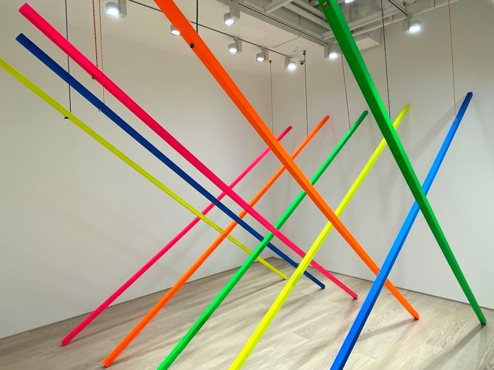 アートのみが展示されたギャラリースペース