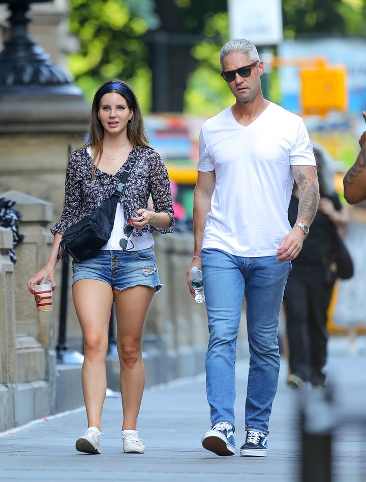 2019年9月、NYでパパラッチされたレナ・デル・レイと恋人のショーン・‘スティックス’・ラーキン。Photo_ Splash/AFLO