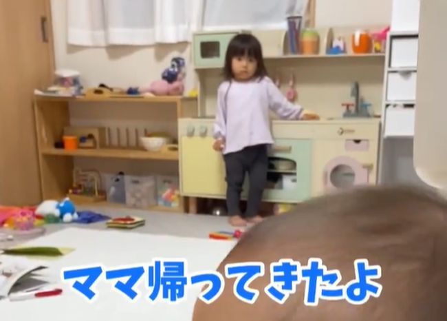 ママ帰宅！待ってた姉妹の予想外の反応に大爆笑！！