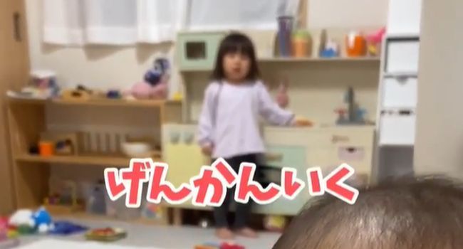 ママ帰宅！待ってた姉妹の予想外の反応に大爆笑！！