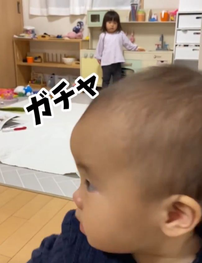 ママ帰宅！待ってた姉妹の予想外の反応に大爆笑！！