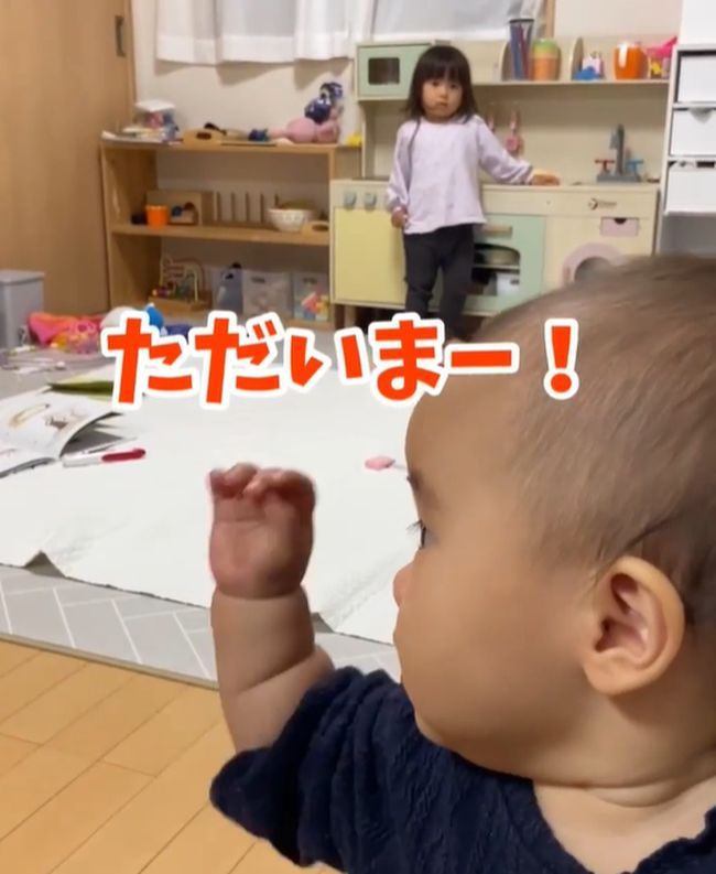 ママ帰宅！待ってた姉妹の予想外の反応に大爆笑！！