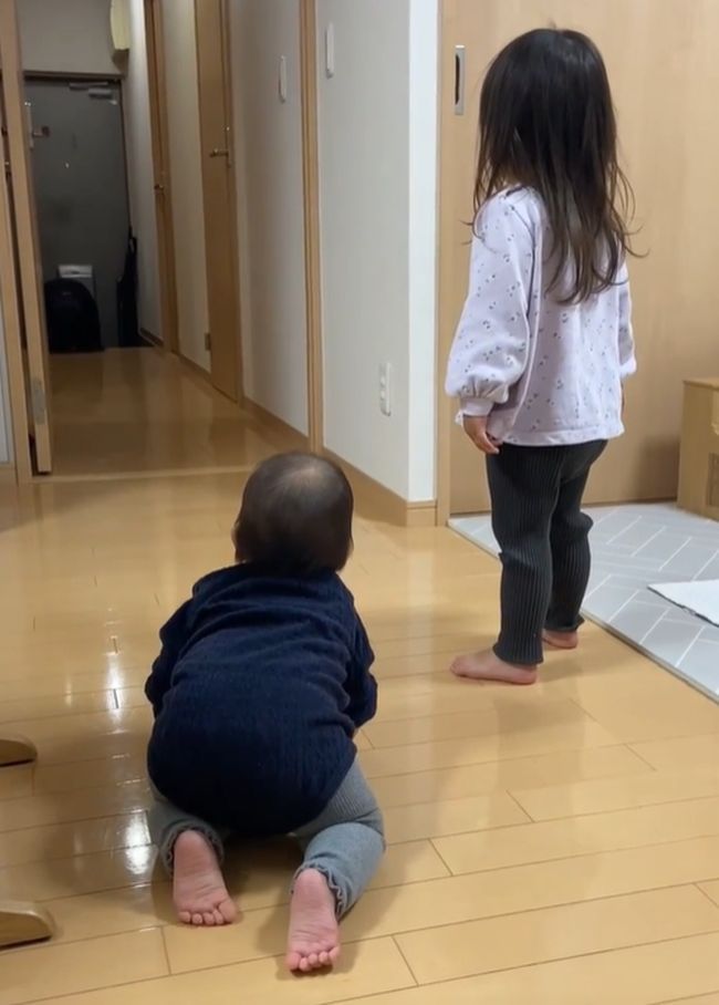 ママ帰宅！待ってた姉妹の予想外の反応に大爆笑！！