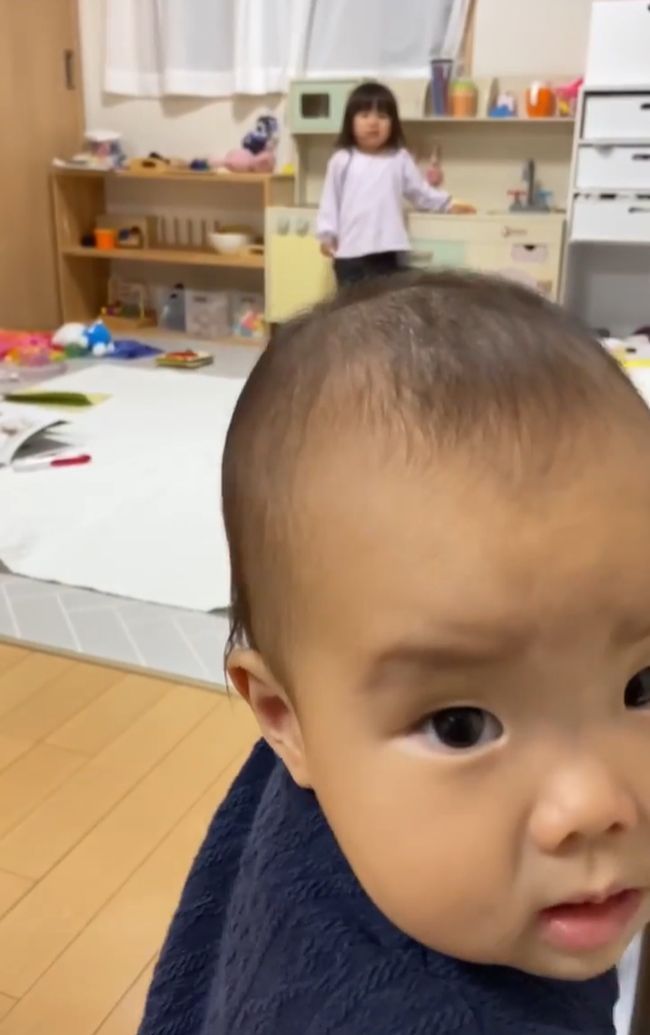 ママ帰宅！待ってた姉妹の予想外の反応に大爆笑！！