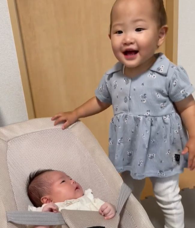 1歳5カ月のお姉ちゃん。妹の面倒を見る様子がやさしすぎる！！！