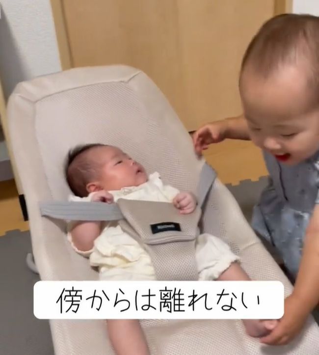 1歳5カ月のお姉ちゃん。妹の面倒を見る様子がやさしすぎる！！！