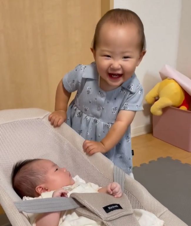 1歳5カ月のお姉ちゃん。妹の面倒を見る様子がやさしすぎる！！！