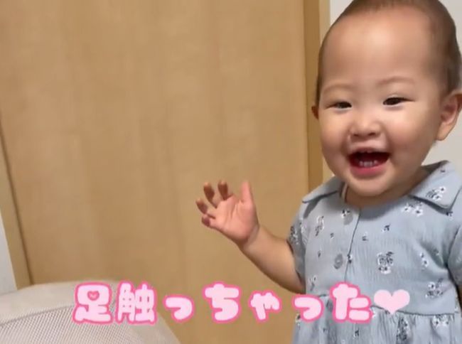 1歳5カ月のお姉ちゃん。妹の面倒を見る様子がやさしすぎる！！！