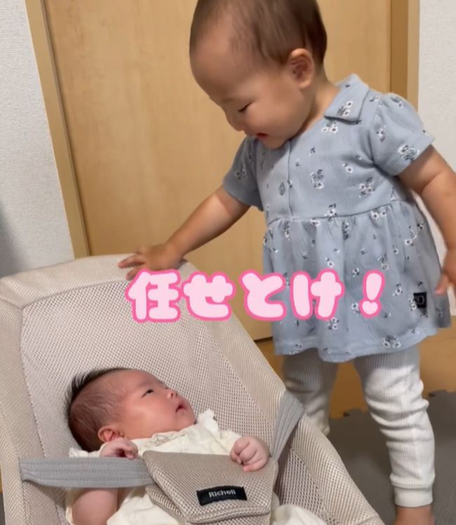 1歳5カ月のお姉ちゃん。妹の面倒を見る様子がやさしすぎる！！！