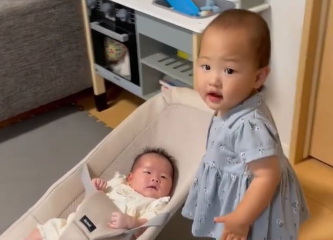 1歳5カ月のお姉ちゃん。妹の面倒を見る様子がやさしすぎる！！！