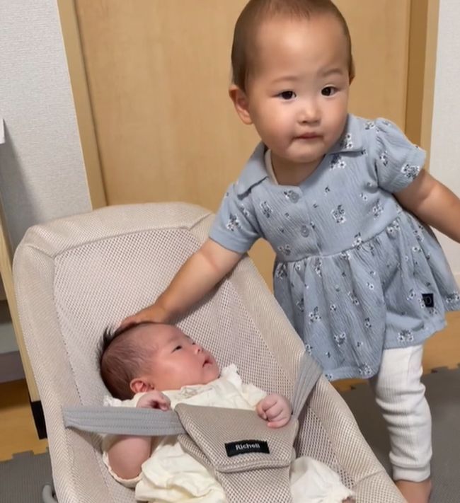 1歳5カ月のお姉ちゃん。妹の面倒を見る様子がやさしすぎる！！！