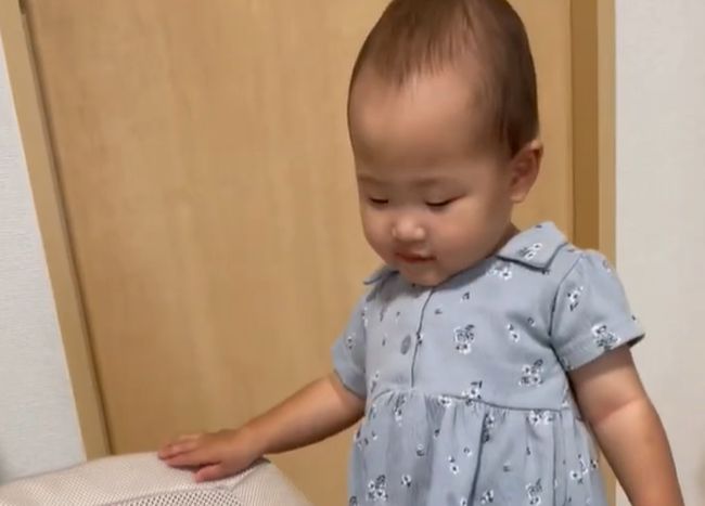 1歳5カ月のお姉ちゃん。妹の面倒を見る様子がやさしすぎる！！！