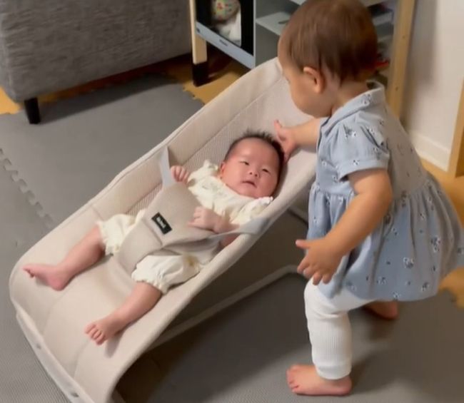 1歳5カ月のお姉ちゃん。妹の面倒を見る様子がやさしすぎる！！！