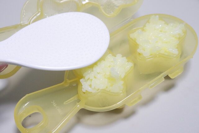 ダイソー 星のおにぎりメーカー ご飯詰める