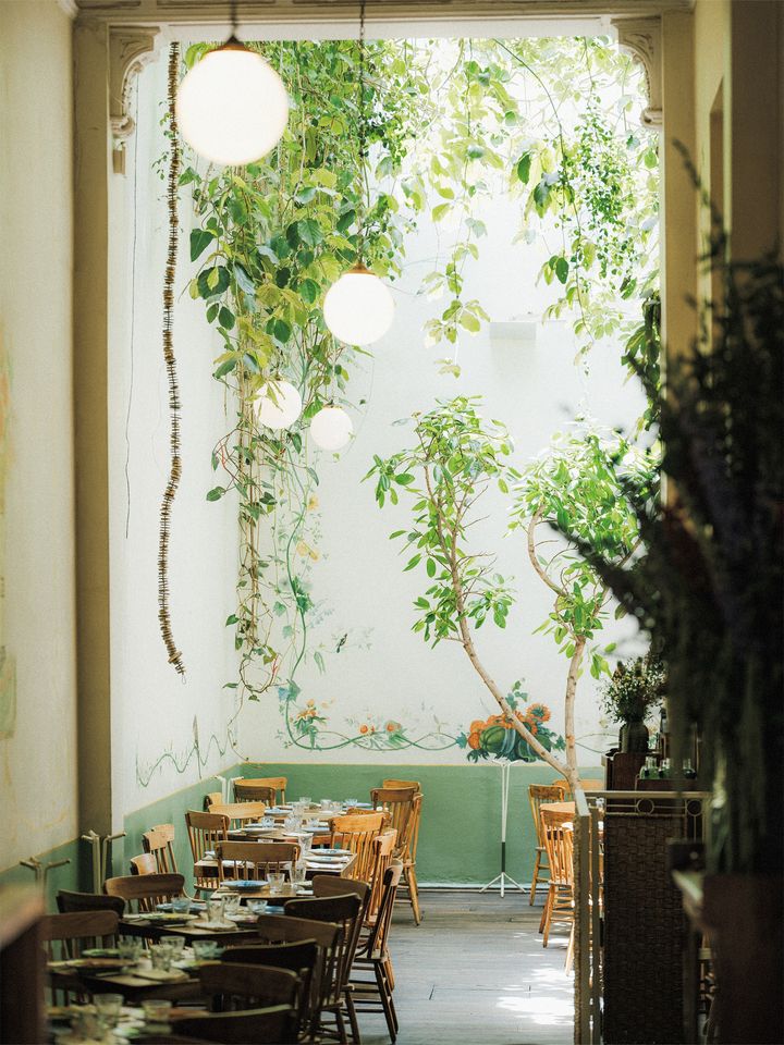 自然光がふんだんに注ぐ、レストラン「ロゼッタ」の心地よい店内。