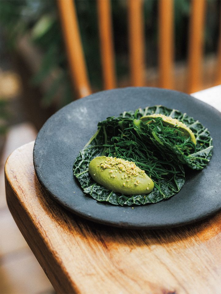 2024年夏現在の最新メニューとして提供されるメキシコの伝統食タマル2種。Photo_ Jorge Cirerol & Andrea Cinta