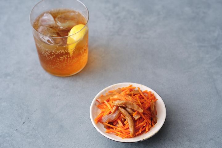 豆板醤の辛味が効いた“にんじんメンマ炒め”