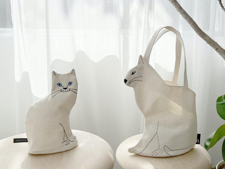 画像: 左「EU.ウイズルー(子).オスワリネコ-A」[縦18✕横13.5✕マチ6.5cm]￥2,090、右「EU.デリ(親).オスワリネコ-A」[縦33✕横28.5✕マチ9cm]￥3,300 出典：ルートート