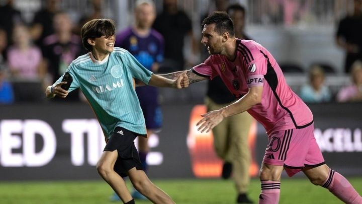 37歳メッシ、審判に激怒も乱入少年への神対応が話題