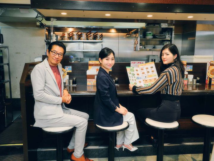 カウンターに座る庄司夏子、西牧大輔、諸沢莉乃