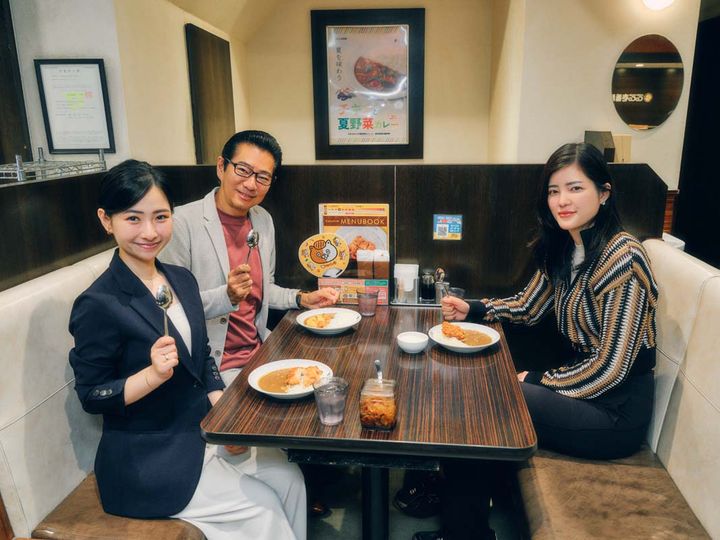 テーブルで食事をする庄司夏子、西牧大輔、諸沢莉乃