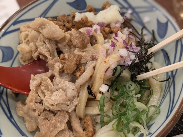 旨辛 肉盛りまぜ玉うどん