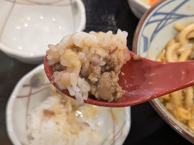 旨辛 肉盛りまぜ玉うどん