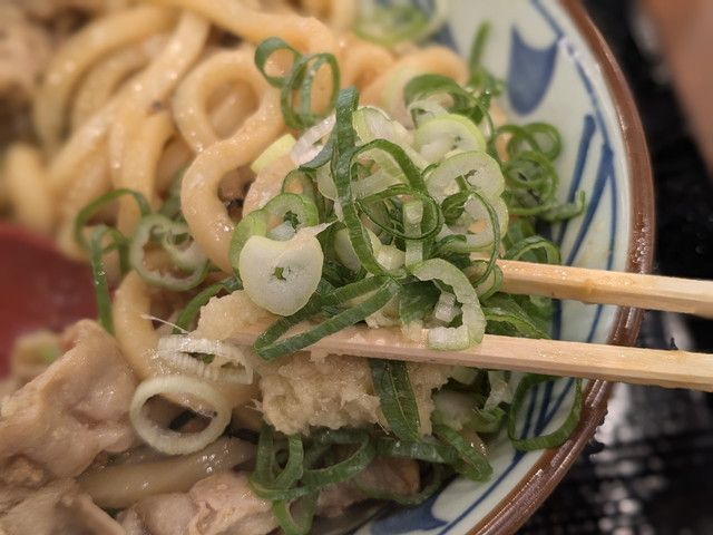 旨辛 肉盛りまぜ玉うどん